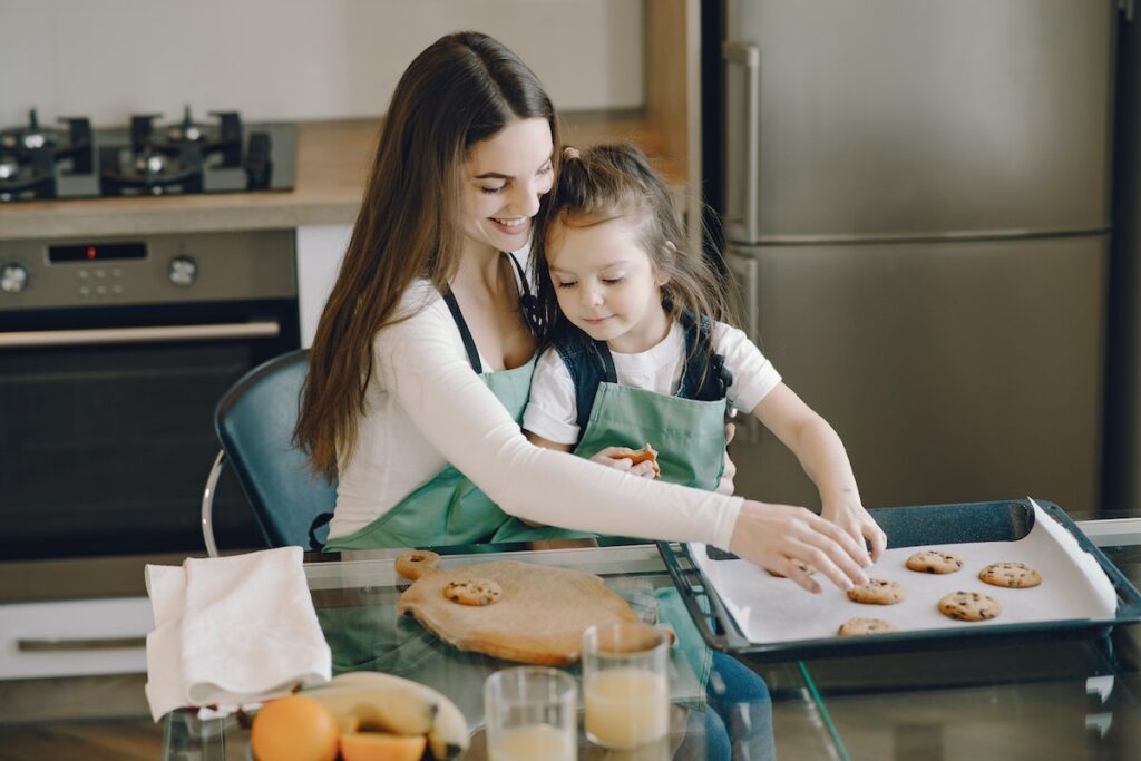 Mother and baby baking: Healthy Eating Habits for Toddlers: Tips and Tricks
